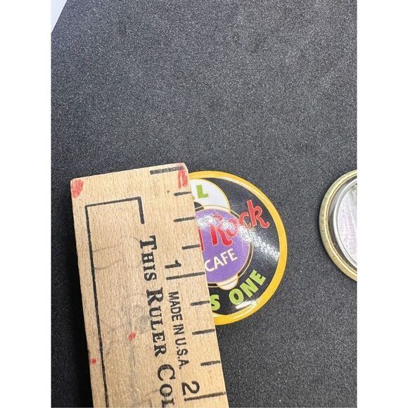 2 Vintage RARE UNIQUE Hard Rock Cafe Button London - New York and CLASSIC VINTAG - Picture 3 of 6